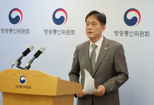 김태규 방송통신위원장 직무대행(부위원장)이 5일 정부과천청사 방송통신위원회에서 이진숙 위원장 탄핵에 대한 직무대행의 입장을 밝힌 뒤 이석하고 있다. 연합뉴스